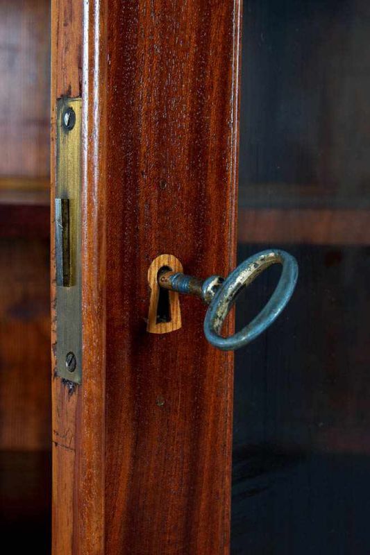 Zweitüriger Bücherschrank/Vitrine. Deutsches Spätbiedermeier um 1840/60, Mahagoni massiv und - Image 6 of 11