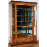 Besonders prachtvolle, elegante, dreiseitig verglaste Vitrine. Biedermeier, Wien um 1830. Nussbaum