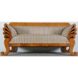 Außergewöhnliches Sofa. Biedermeier. Donau-Monarchie um 1830. Birke massiv & furniert, teilweise