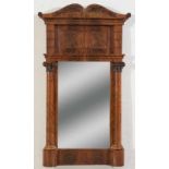 Säulenspiegel. Biedermeier um 1830/40. Mahagoni. Geschnitzte Applikationen. Spiegelmaß ca. 77 x 45