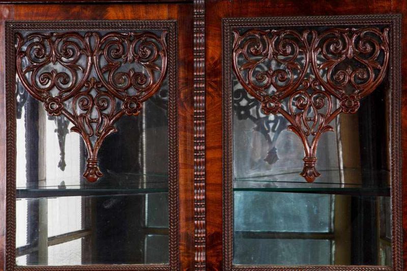 Eckvitrine. Biedermeier, Deutsch um 1840/50. Mahagoni massiv & Furniert. Zweitüriger Korpus. - Image 4 of 10