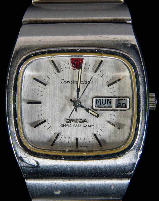 "OMEGA CONSTELLATION MEGA-QUARTZ 32 KH" um 1975. Stahl. Anzeigen von Uhrzeit, Wochentag und Datum.