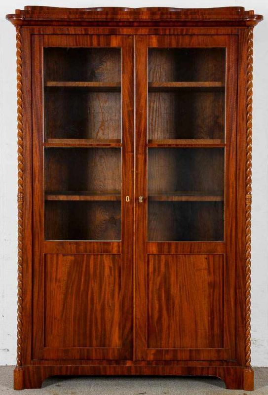 Zweitüriger Bücherschrank/Vitrine. Deutsches Spätbiedermeier um 1840/60, Mahagoni massiv und