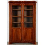 Zweitüriger Bücherschrank/Vitrine. Deutsches Spätbiedermeier um 1840/60, Mahagoni massiv und