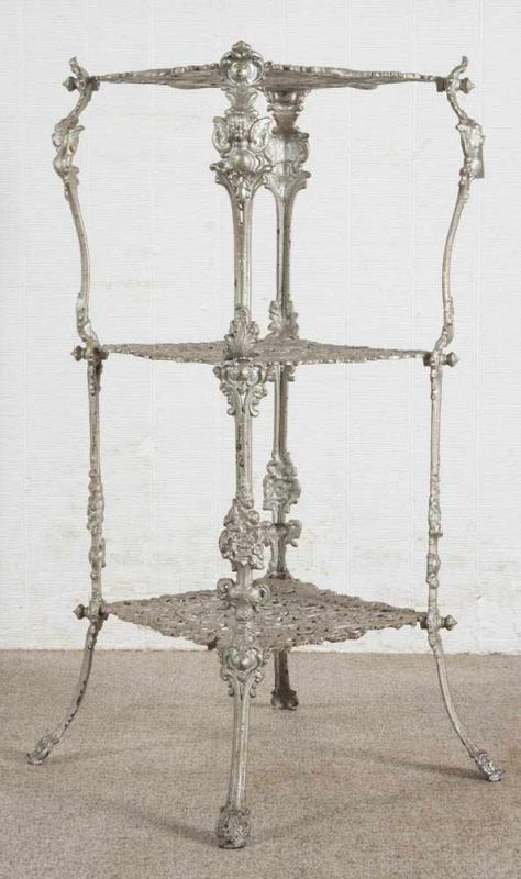 Beistelltisch, Etagere. Gusseisen/Eisenkunstguss. Gemarkt. Schöner Erhalt. Höhe ca. 75 cm.