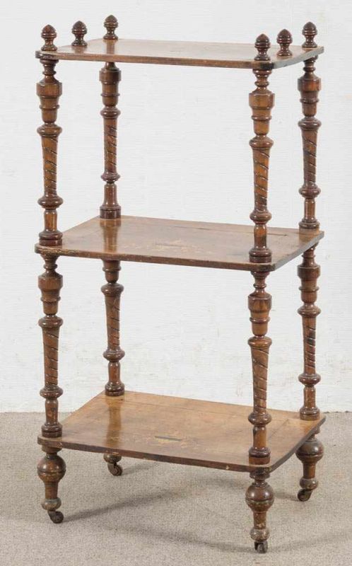 Etagere. Nussbaum mit Intarsien. Historismus um 1900. Ca. 102 x 51 x 34 cm.