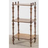 Etagere. Nussbaum mit Intarsien. Historismus um 1900. Ca. 102 x 51 x 34 cm.