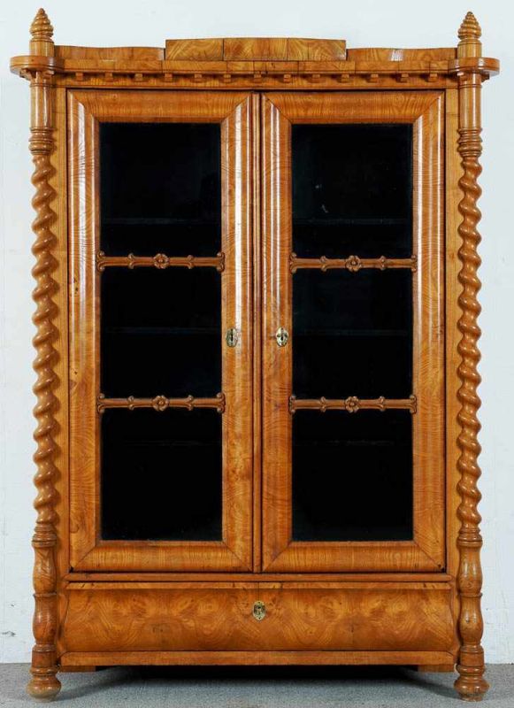 Bücherschrank/Vitrine. Esche massiv & auf Nadelholzkorpus furniert. Zweitürig, mit orig.