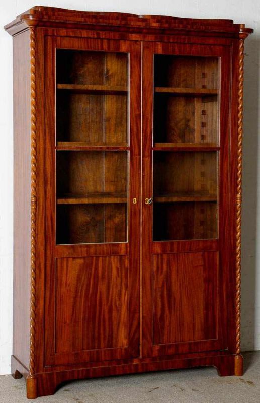 Zweitüriger Bücherschrank/Vitrine. Deutsches Spätbiedermeier um 1840/60, Mahagoni massiv und - Image 5 of 11