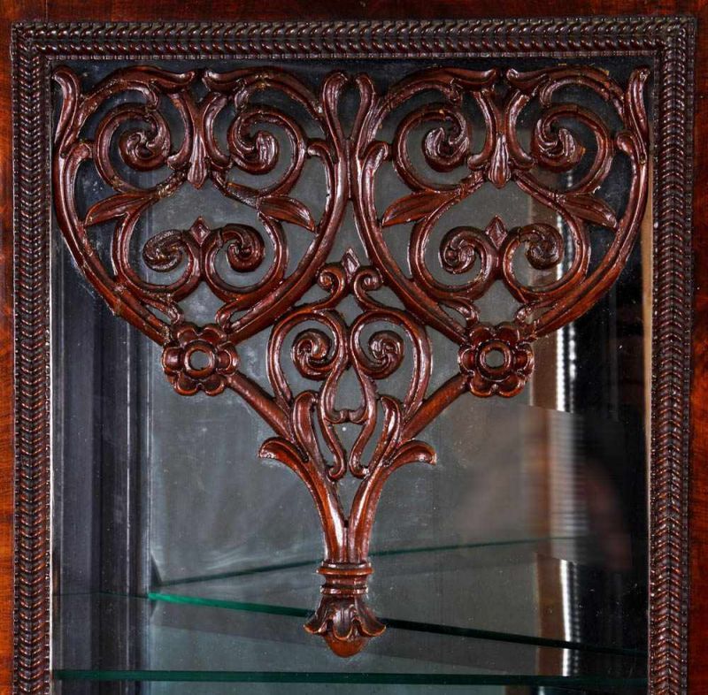 Eckvitrine. Biedermeier, Deutsch um 1840/50. Mahagoni massiv & Furniert. Zweitüriger Korpus. - Image 6 of 10