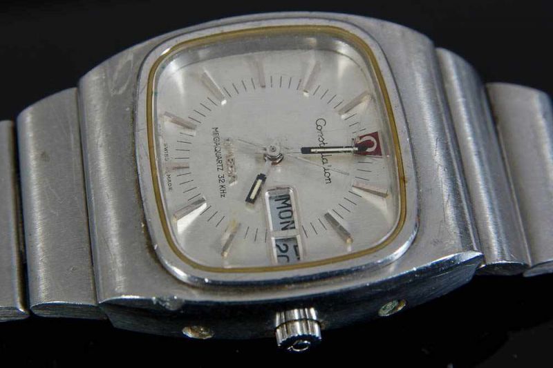 "OMEGA CONSTELLATION MEGA-QUARTZ 32 KH" um 1975. Stahl. Anzeigen von Uhrzeit, Wochentag und Datum. - Image 5 of 7