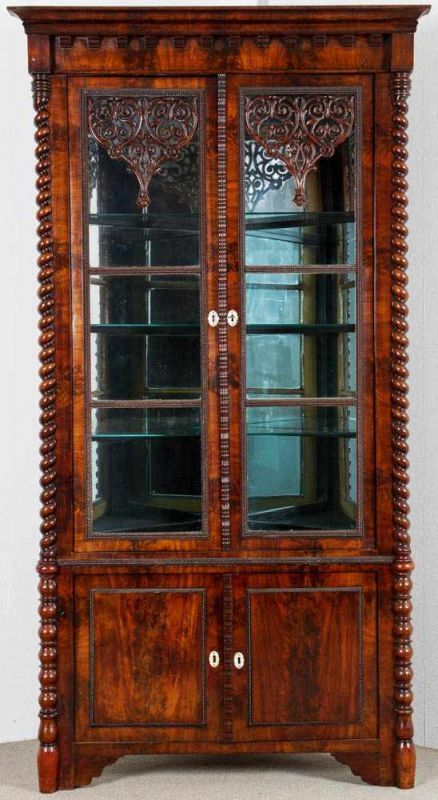 Eckvitrine. Biedermeier, Deutsch um 1840/50. Mahagoni massiv & Furniert. Zweitüriger Korpus.