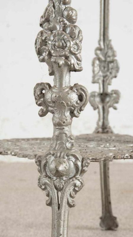 Beistelltisch, Etagere. Gusseisen/Eisenkunstguss. Gemarkt. Schöner Erhalt. Höhe ca. 75 cm. - Image 3 of 6