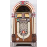 "WURLITZER JUKE BOX" Model: "One More Time - 1015-CD, Design Paul Fuller" - für 50 CD´s, um 1990.