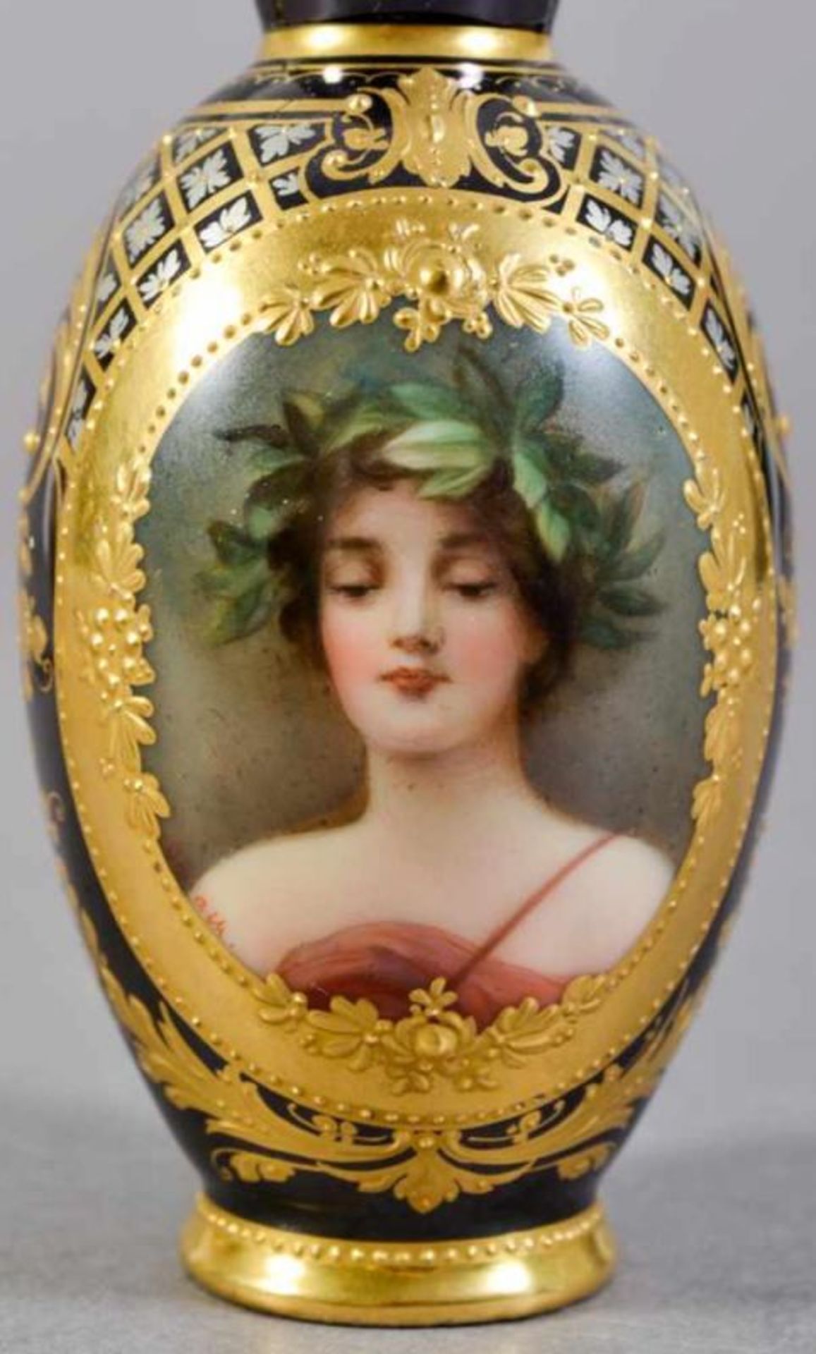 3 Vasen. ROYAL VIENNA, Thüringen um 1900. 1. "Daphne" (Höhe 10,5 cm), 2. "-Amor im Baöl" (Höhe 9,5 - Image 10 of 30