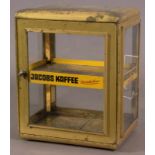 JACOBS - KAFFEE VITRINE. Blechkorpus mit lithographiertem Dekor, eingesetzte Glasscheiben.