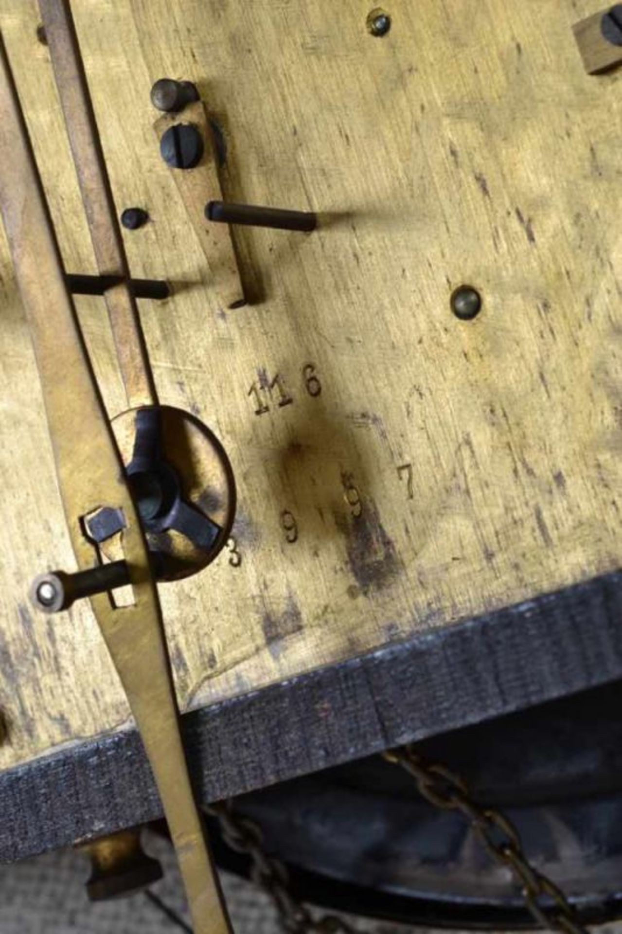 Standuhr. Deutsch um 1920/30. Korpus in dunkler Eiche, Tür mit facettierter Glasscheibe. - Image 16 of 16