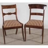 2 Biedermeier-Stühle um 1830/50. Mahagoni. Beide mit zu restaurierenden Brüchen. Lehnenhöhe ca. 86 &