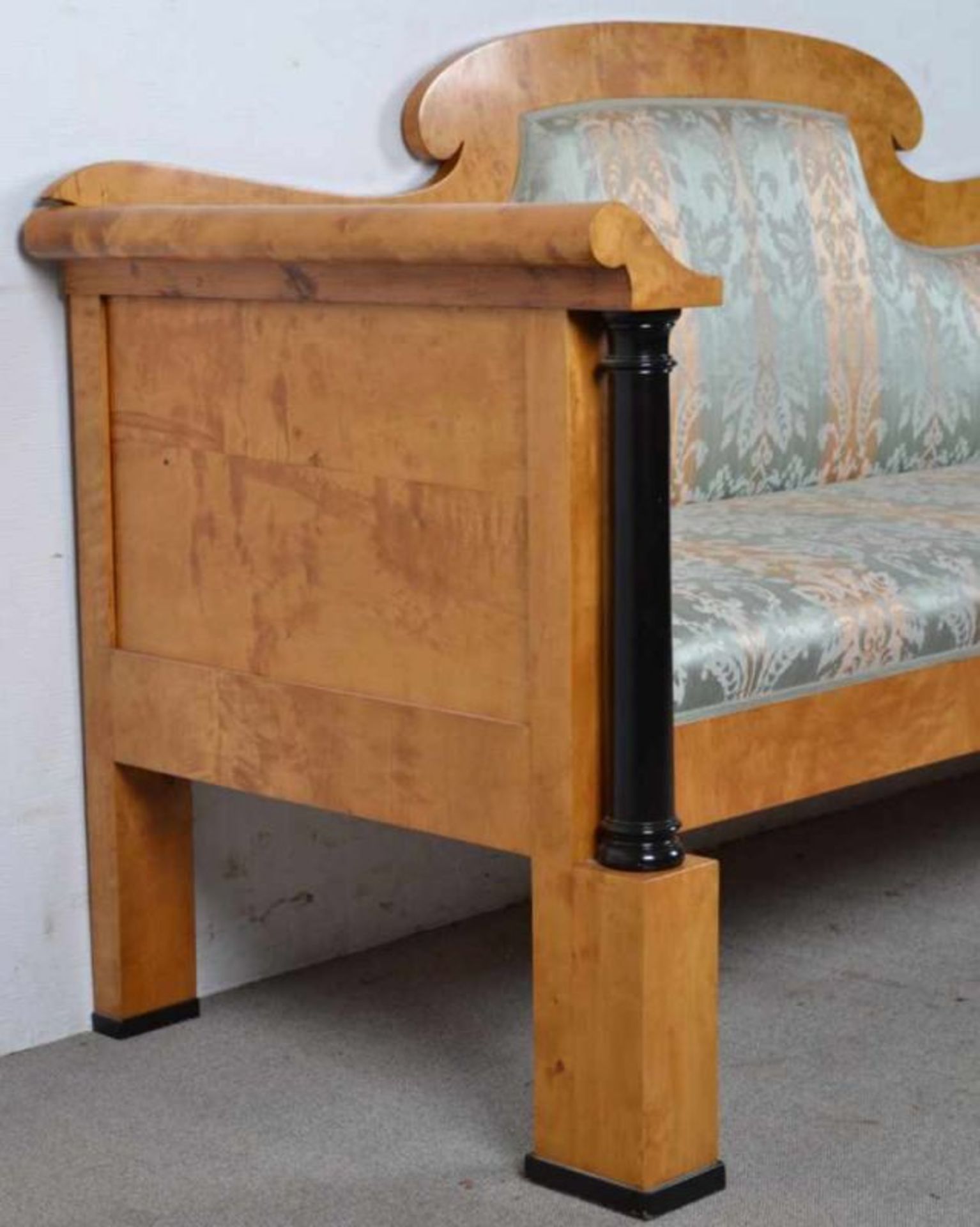 Elegantes Sofa. Biedermeier um 1830/50. Birke massiv und furniert, an den Vorderen Stollenfüssen - Image 9 of 15