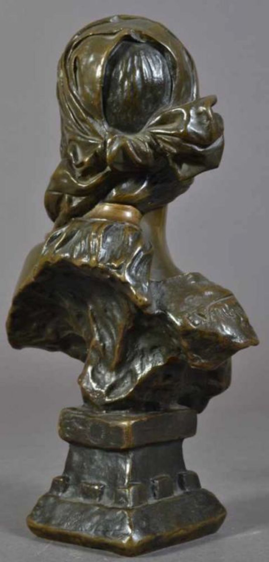"CENDRILLON" - Aschenputtel. Bronze, dunkelbraun patiniert. Hohl gearbeitete Büste, auf der Schulter - Image 16 of 17