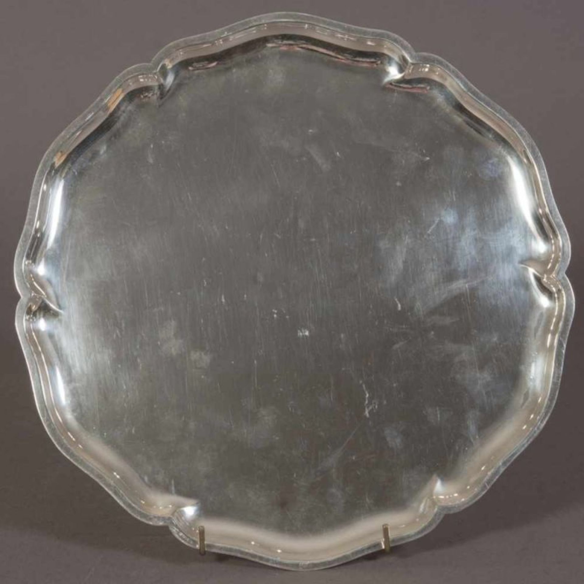 Runde Platte, 835er Silber, ca. 610 gr., Durchmesser ca. 31 cm. Wilkens/Bremen. -A-
