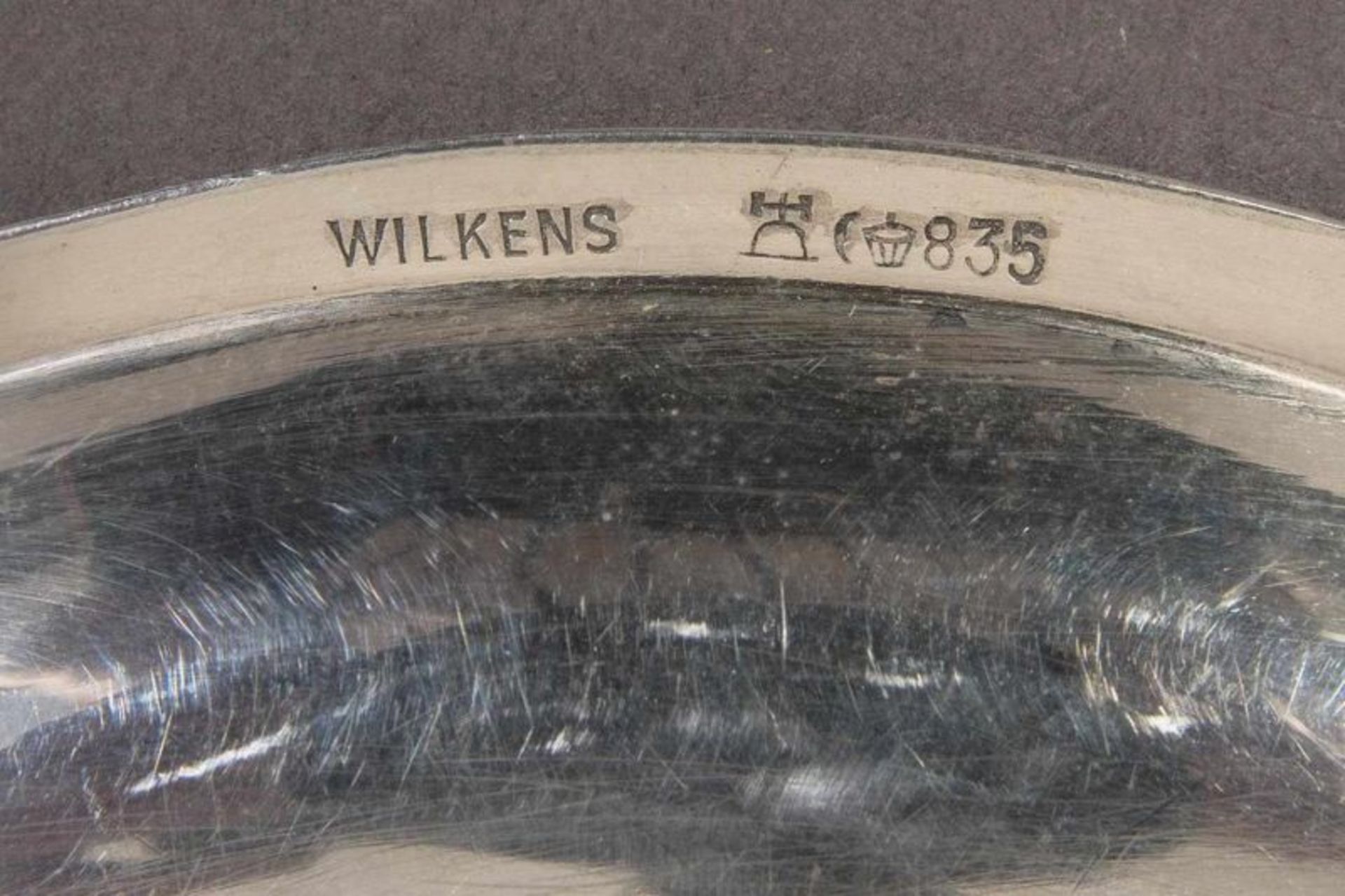 Runde Platte, 835er Silber, ca. 610 gr., Durchmesser ca. 31 cm. Wilkens/Bremen. -A- - Image 3 of 4