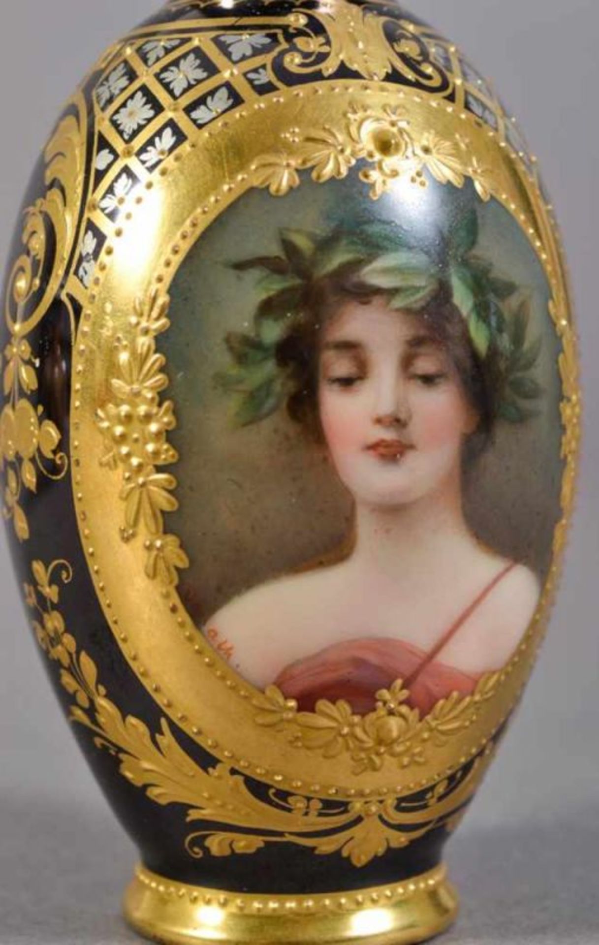 3 Vasen. ROYAL VIENNA, Thüringen um 1900. 1. "Daphne" (Höhe 10,5 cm), 2. "-Amor im Baöl" (Höhe 9,5 - Image 19 of 30