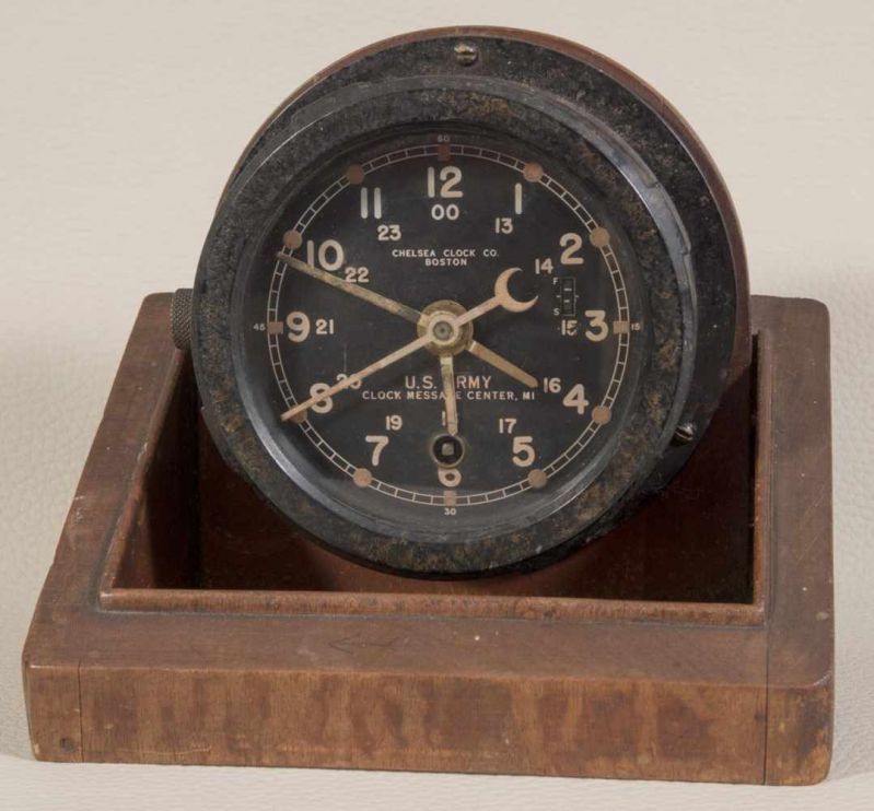 Borduhr der U.S. Army, bez.: "CLOCK MESSAGE CENTER, Mi". Hersteller CHELSEA CLOCK CO. BOSTON.