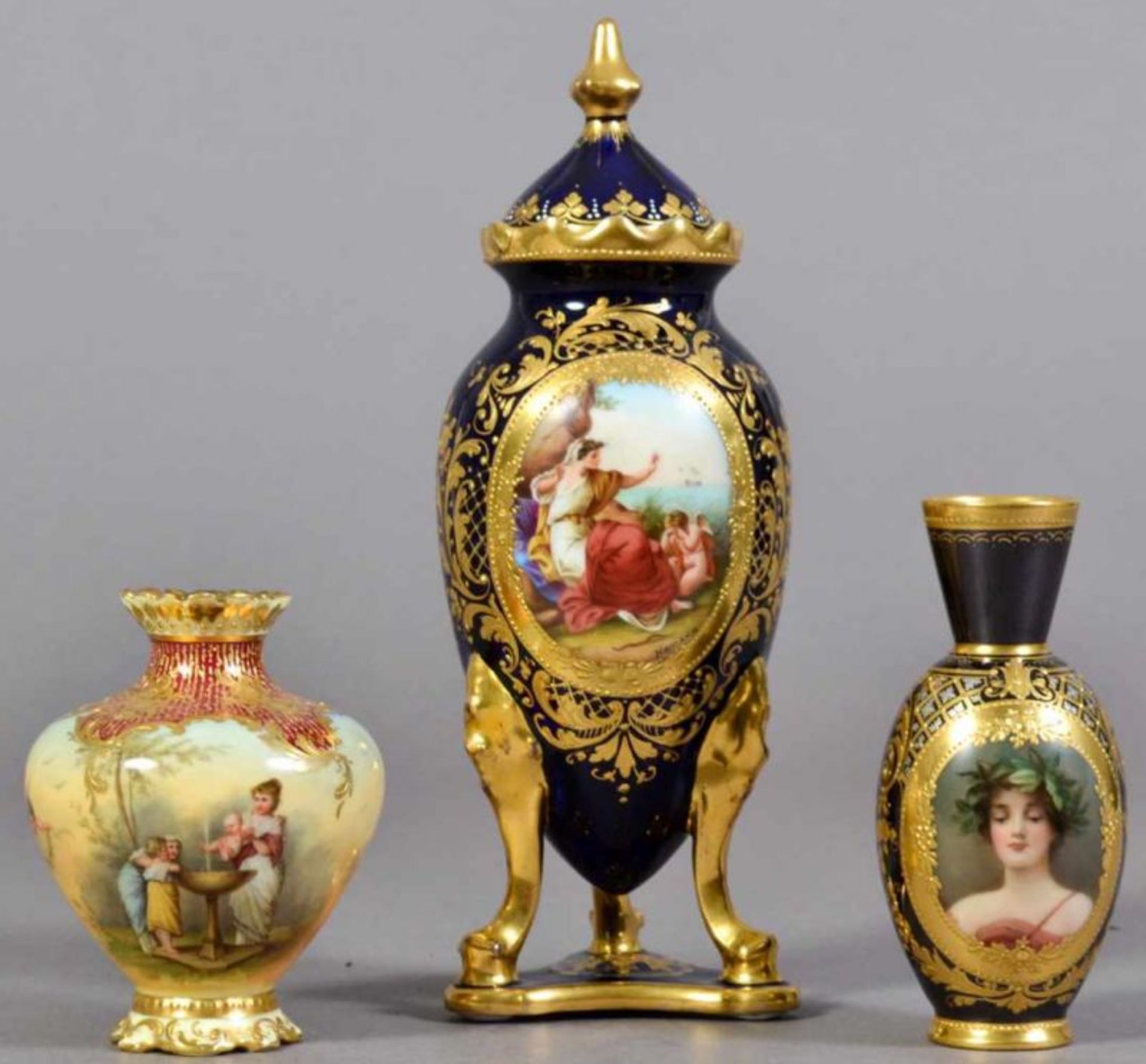 3 Vasen. ROYAL VIENNA, Thüringen um 1900. 1. "Daphne" (Höhe 10,5 cm), 2. "-Amor im Baöl" (Höhe 9,5