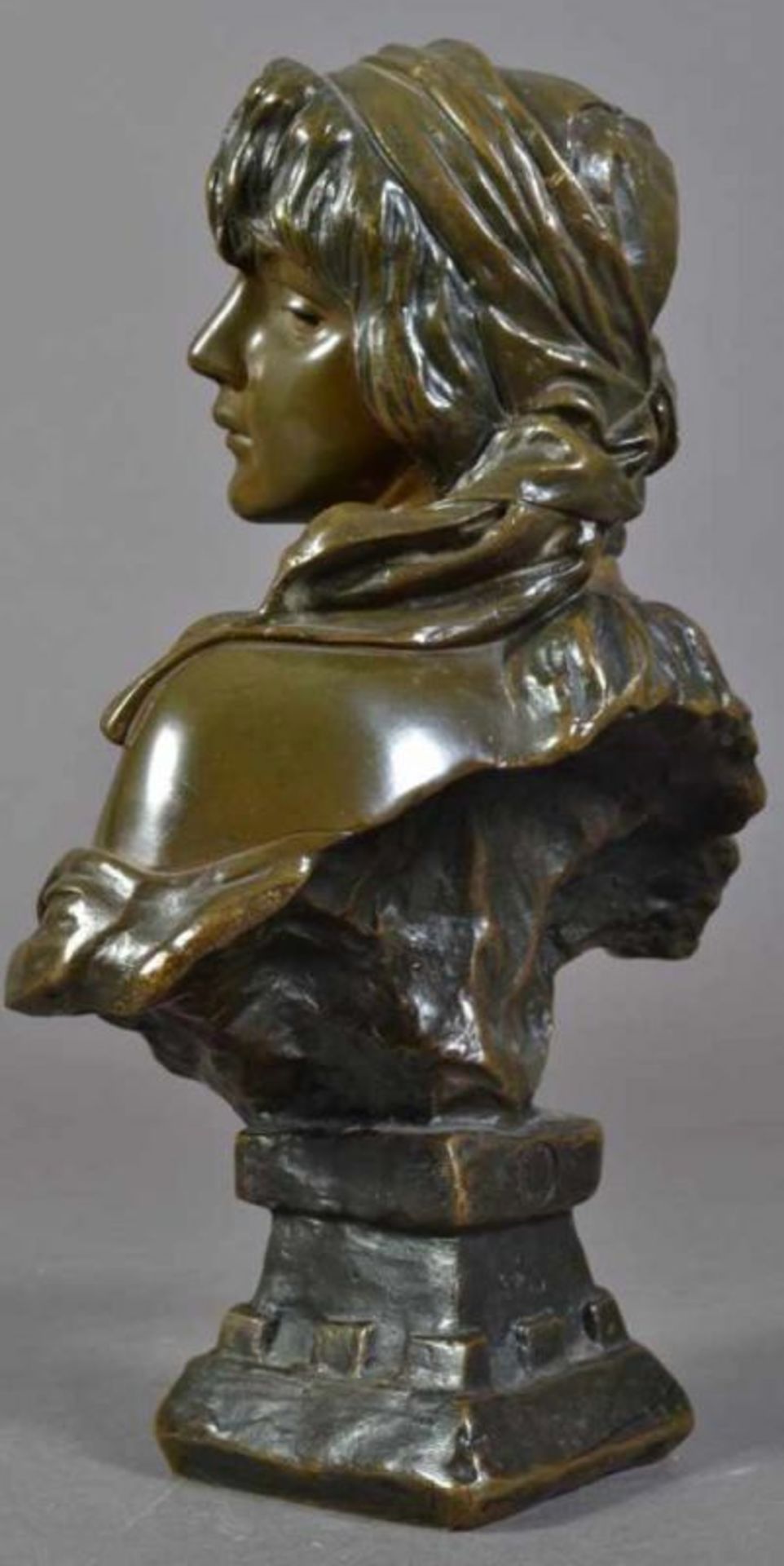 "CENDRILLON" - Aschenputtel. Bronze, dunkelbraun patiniert. Hohl gearbeitete Büste, auf der Schulter - Image 2 of 17