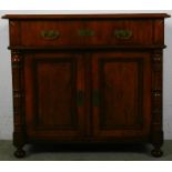 Halbschrank. Nussbaum. Historismus um 1880/1900. Ca. 80 x 90 x 47 cm.