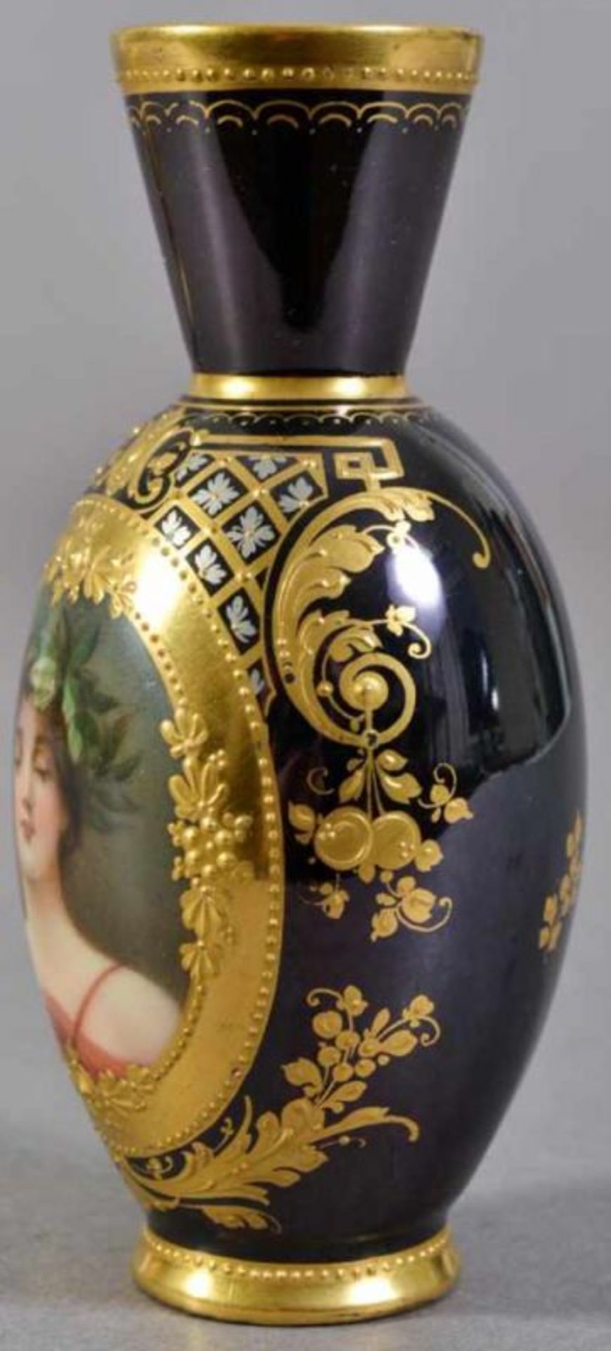 3 Vasen. ROYAL VIENNA, Thüringen um 1900. 1. "Daphne" (Höhe 10,5 cm), 2. "-Amor im Baöl" (Höhe 9,5 - Image 14 of 30