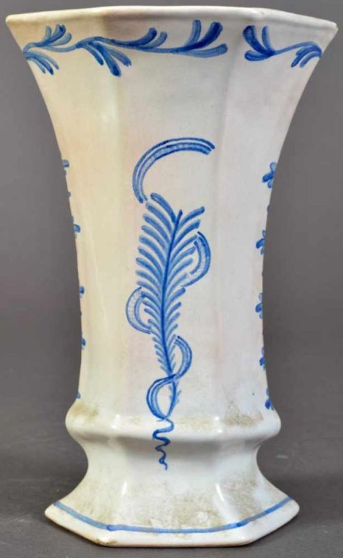 6teiliges Konvolut versch. Fayence-Arbeiten. Bestehend auf Vase (Höhe 22 cm), kleines Deckelkännchen - Image 12 of 16