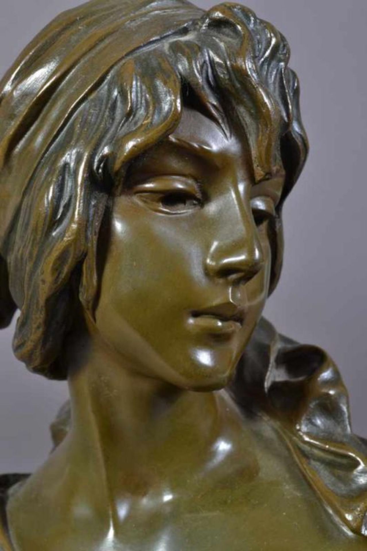 "CENDRILLON" - Aschenputtel. Bronze, dunkelbraun patiniert. Hohl gearbeitete Büste, auf der Schulter - Image 12 of 17