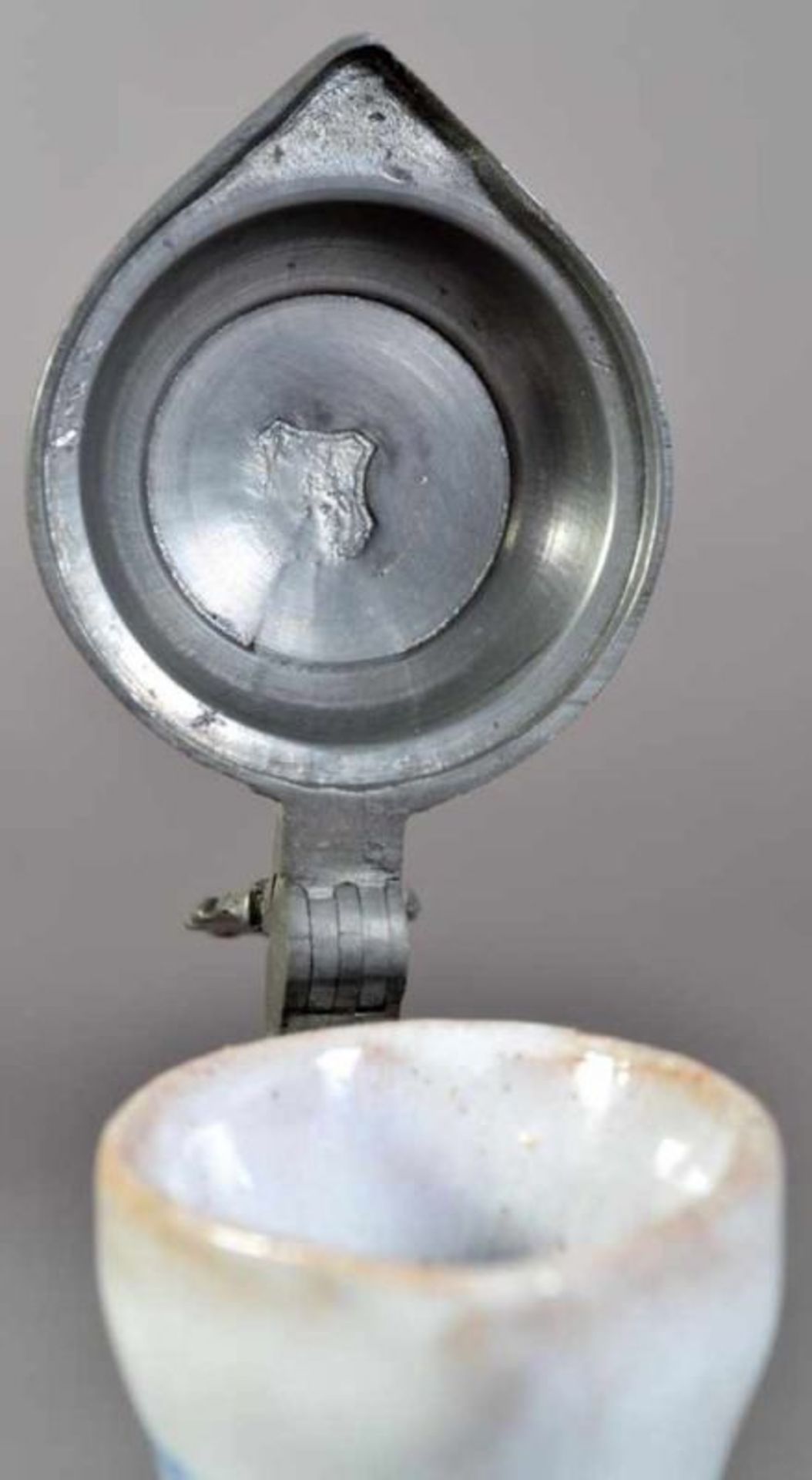6teiliges Konvolut versch. Fayence-Arbeiten. Bestehend auf Vase (Höhe 22 cm), kleines Deckelkännchen - Image 4 of 16
