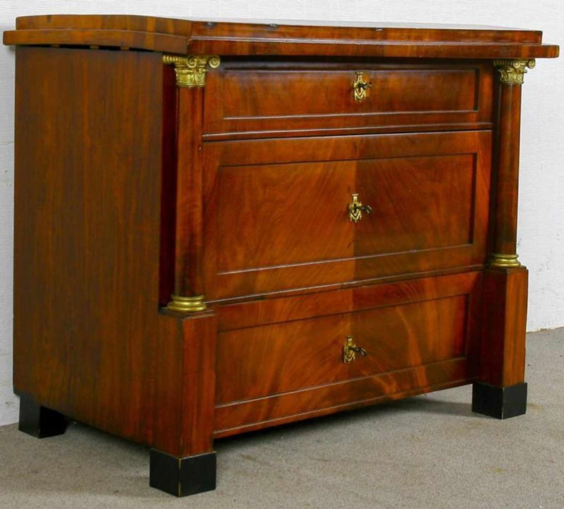 Kommode. Biedermeier, Berlin um 1820/30. Mahagoni massiv & furniert. Seitlich freistehende - Image 2 of 12