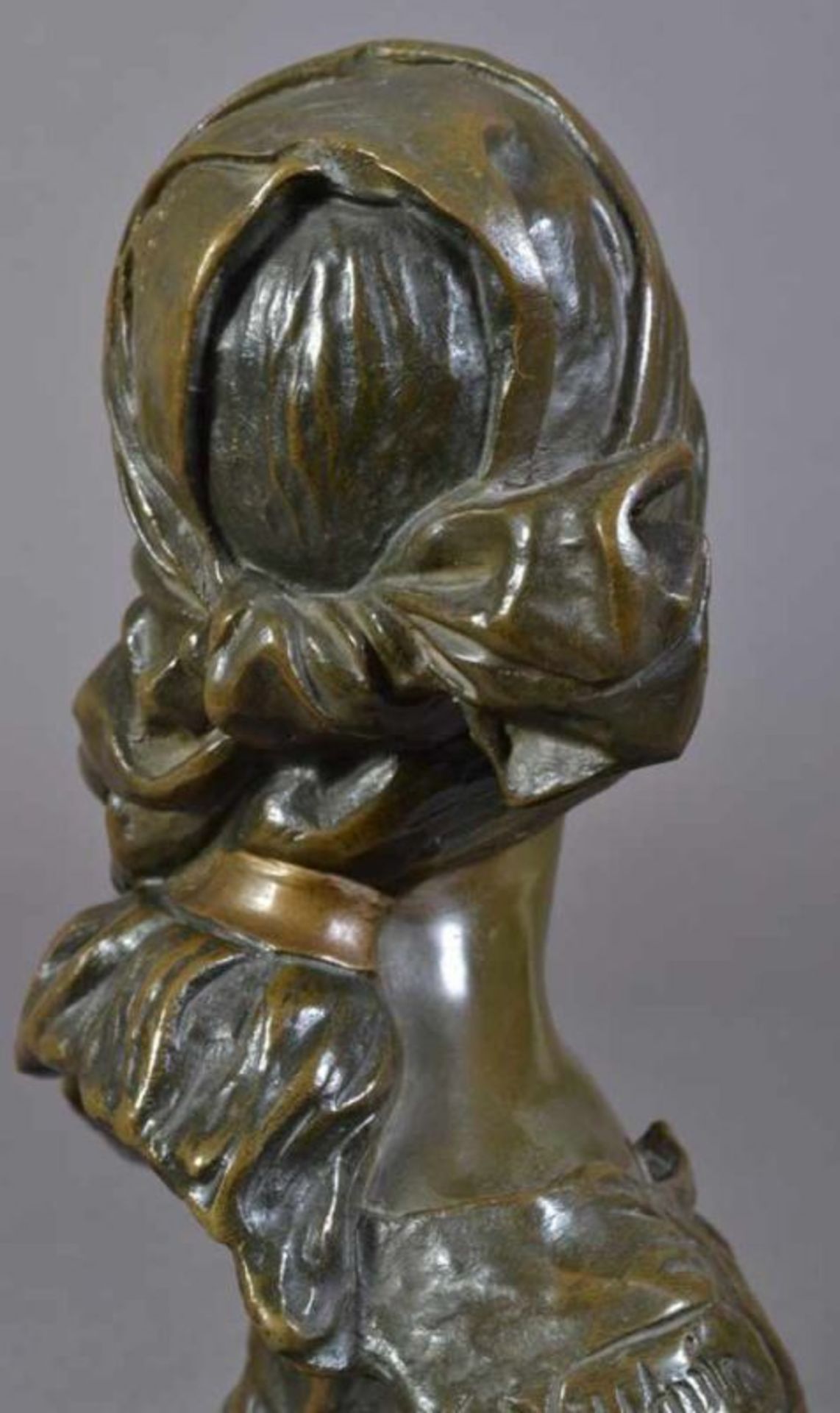 "CENDRILLON" - Aschenputtel. Bronze, dunkelbraun patiniert. Hohl gearbeitete Büste, auf der Schulter - Image 5 of 17