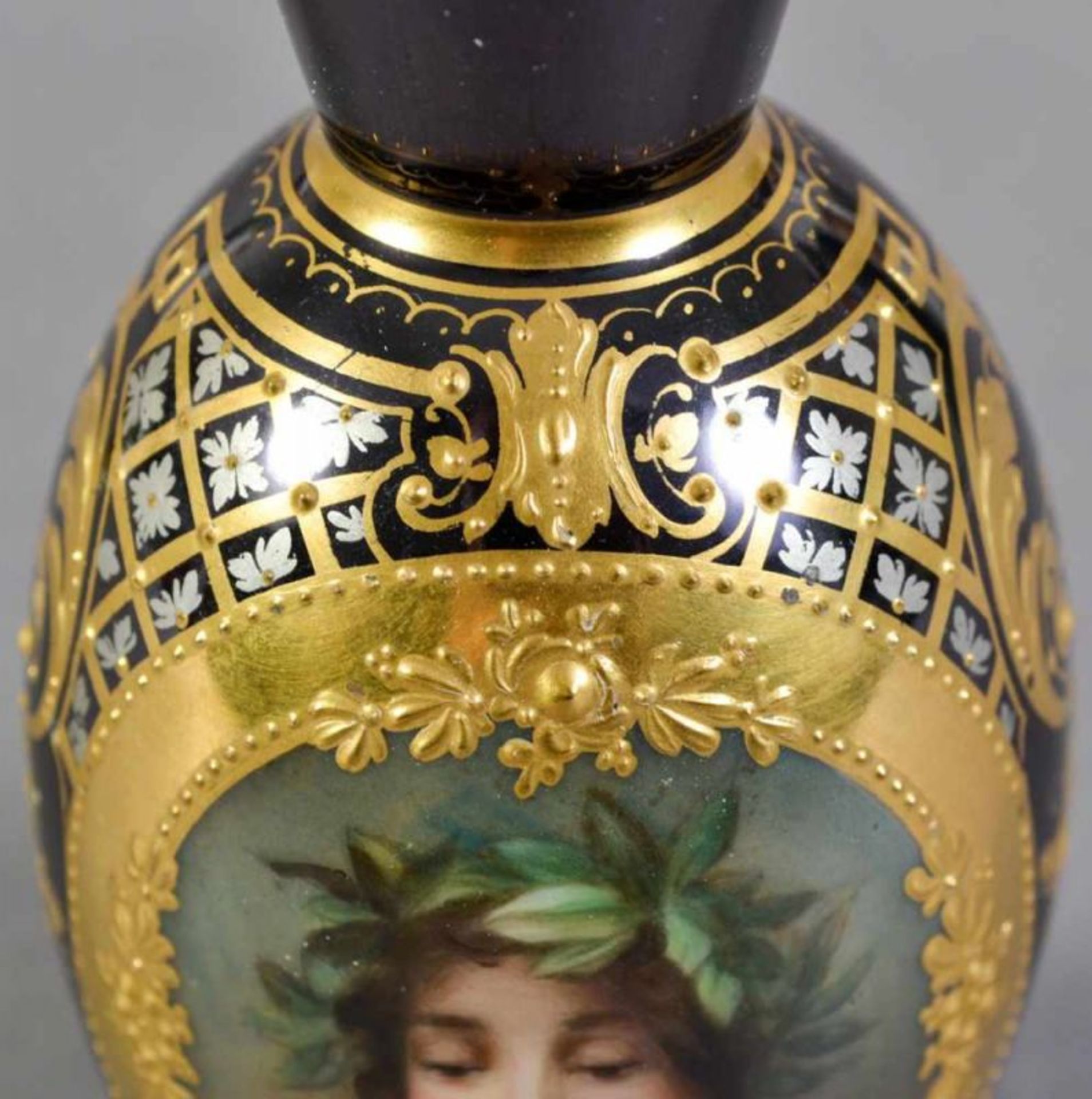 3 Vasen. ROYAL VIENNA, Thüringen um 1900. 1. "Daphne" (Höhe 10,5 cm), 2. "-Amor im Baöl" (Höhe 9,5 - Image 12 of 30