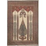 Grosse Teppichbrücke mit floralem und faunalem Dekor. Ca. 185 x 275 cm. Iran.