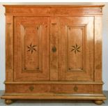 Barockschrank. Norddeutsch, Raum Hannover/Braunschweig, Ende 18./Anfang 19. Jhd. Nussbaum- &