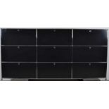 USM-Haller. Grosses Sideboard. Verchromtes Gestell, schwarz lackierte Metallplatten/Klappen &