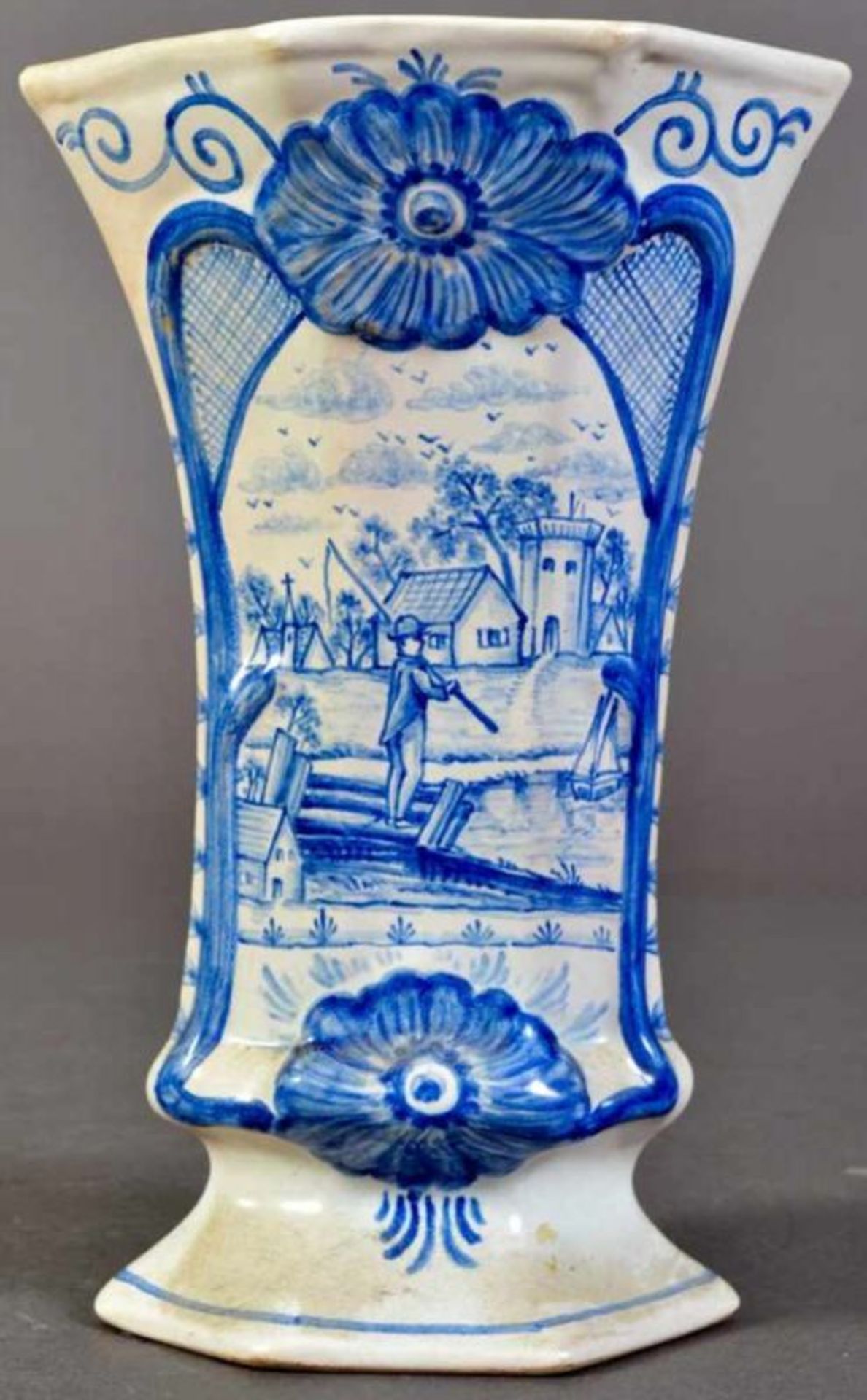 6teiliges Konvolut versch. Fayence-Arbeiten. Bestehend auf Vase (Höhe 22 cm), kleines Deckelkännchen - Image 11 of 16
