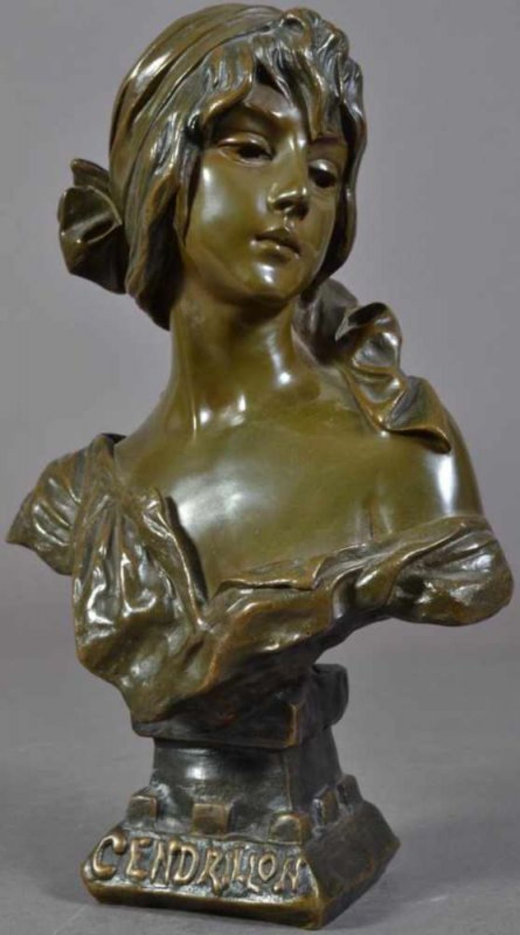 "CENDRILLON" - Aschenputtel. Bronze, dunkelbraun patiniert. Hohl gearbeitete Büste, auf der Schulter