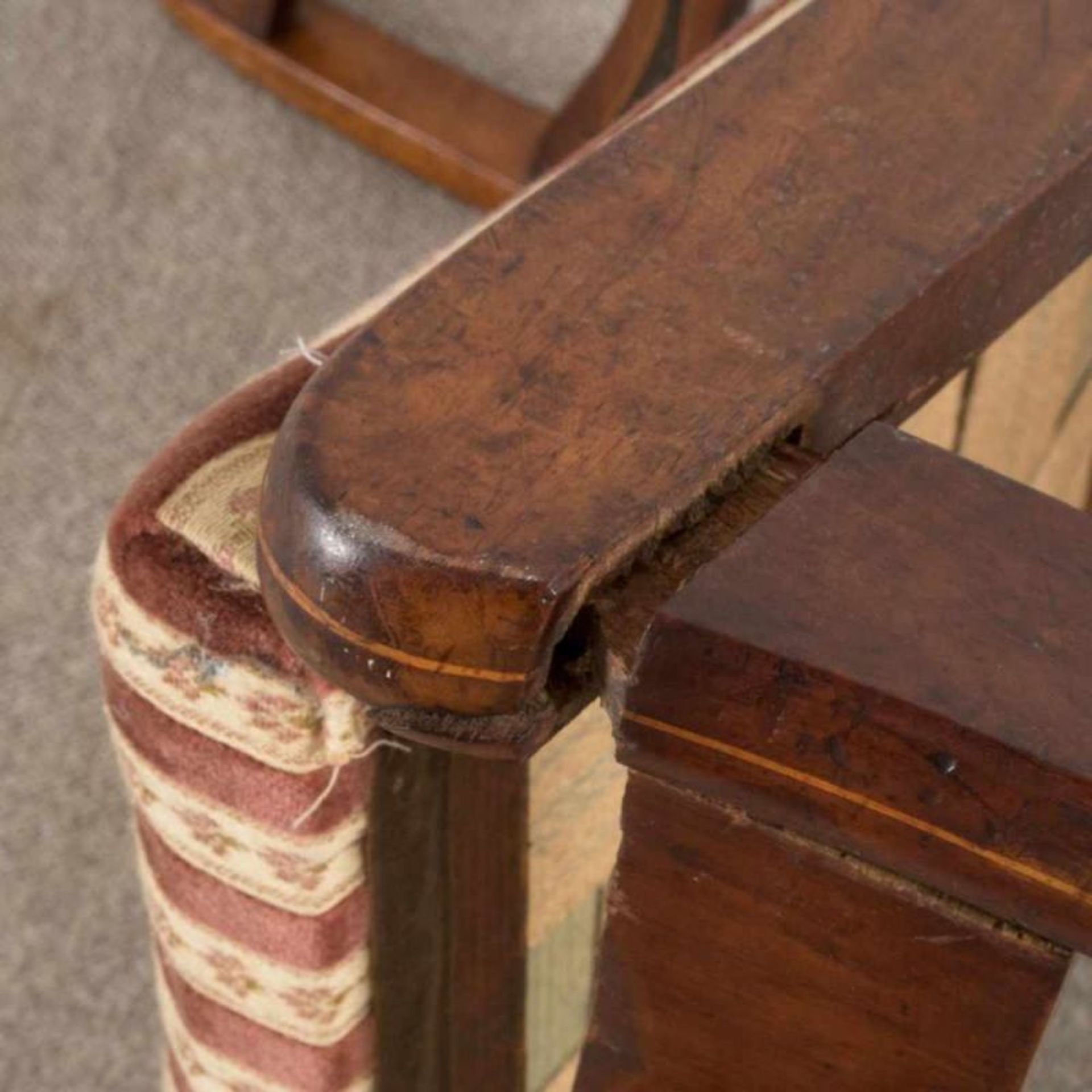 2 Biedermeier-Stühle um 1830/50. Mahagoni. Beide mit zu restaurierenden Brüchen. Lehnenhöhe ca. 86 & - Image 5 of 17