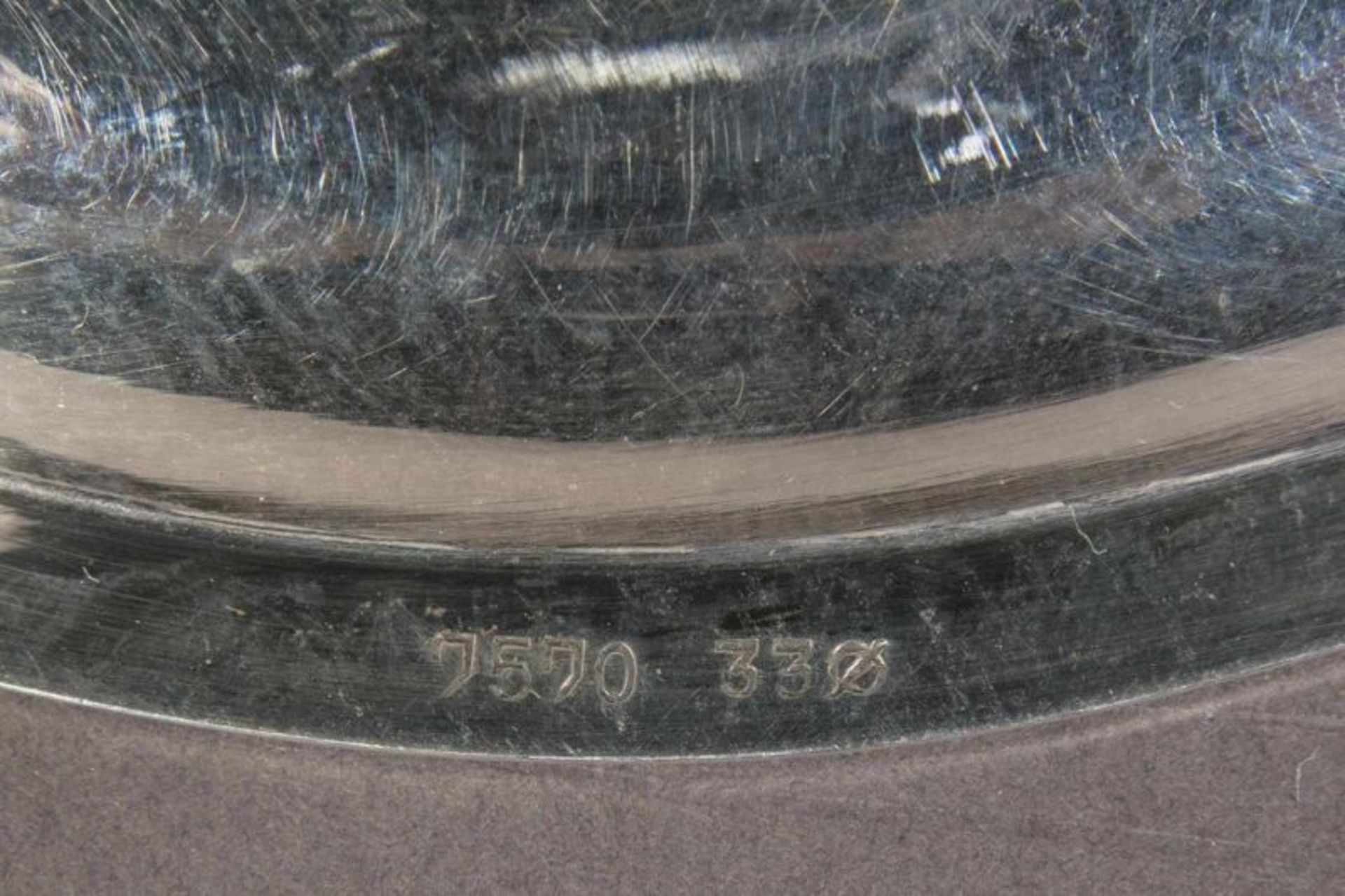 Runde Platte, 835er Silber, ca. 610 gr., Durchmesser ca. 31 cm. Wilkens/Bremen. -A- - Image 4 of 4