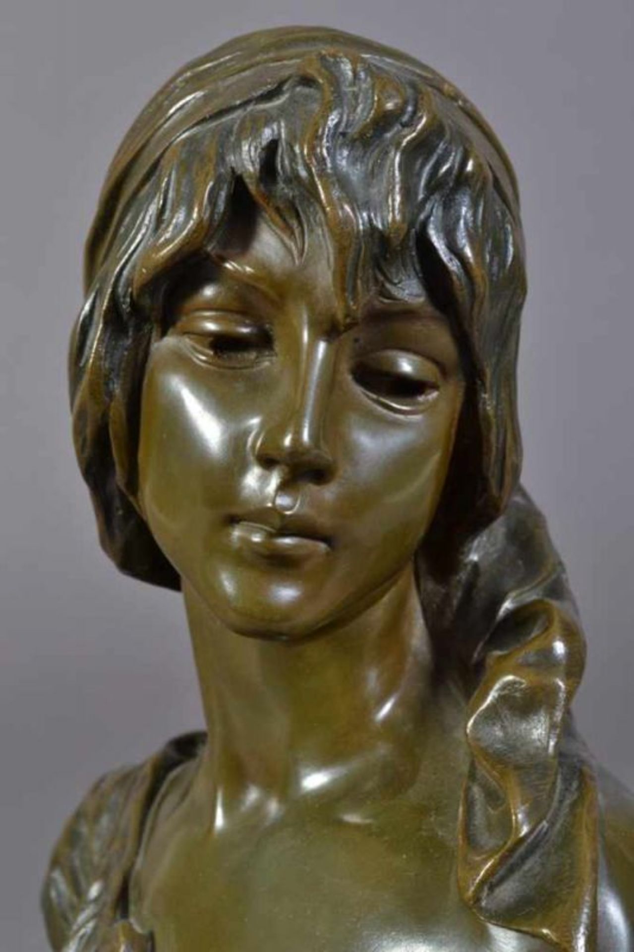 "CENDRILLON" - Aschenputtel. Bronze, dunkelbraun patiniert. Hohl gearbeitete Büste, auf der Schulter - Image 4 of 17