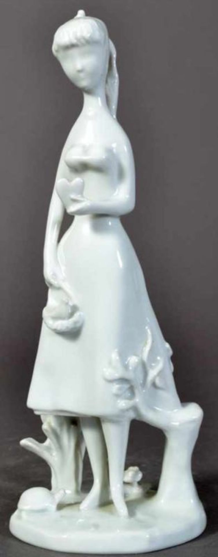 "Mädchen mit Herz". Rosenthal, Weissporzellan. Höhe 27 cm. Plinthe mit Entwerfername "Raymond