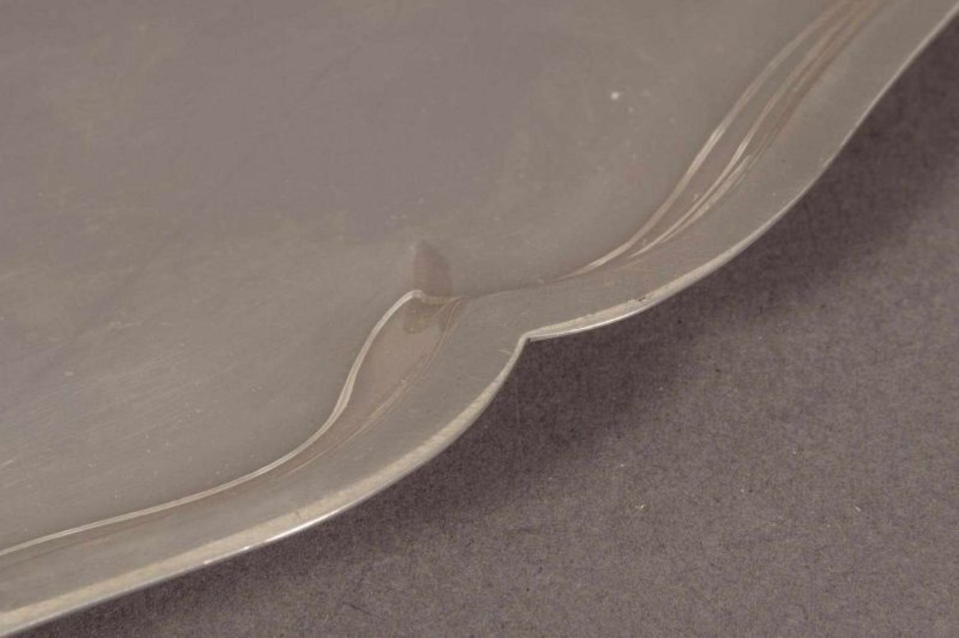 Runde Platte, 835er Silber, ca. 610 gr., Durchmesser ca. 31 cm. Wilkens/Bremen. -A- - Image 2 of 4