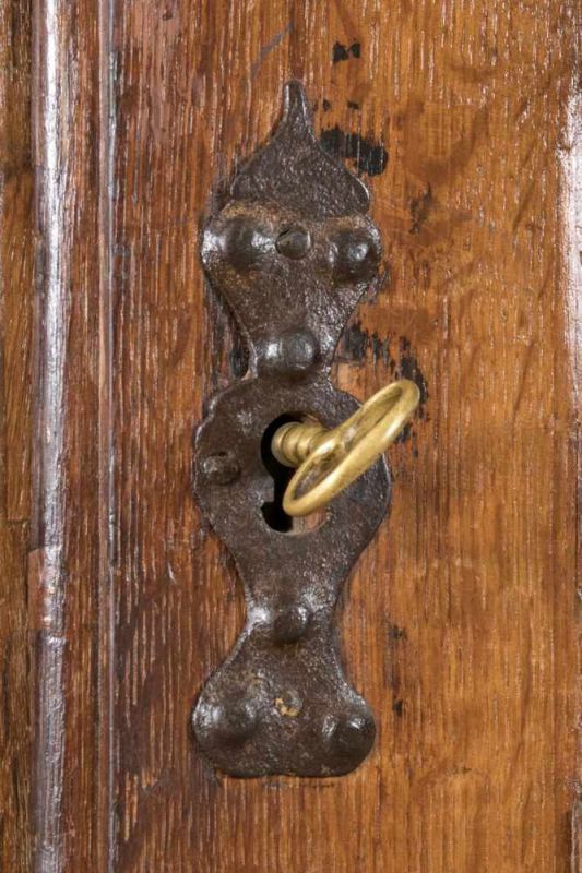 Antiker, eintüriger Milchschrank/Brotschrank Eiche. Kassettierte Tür mit Resten alter Bauernmalerei. - Image 4 of 18
