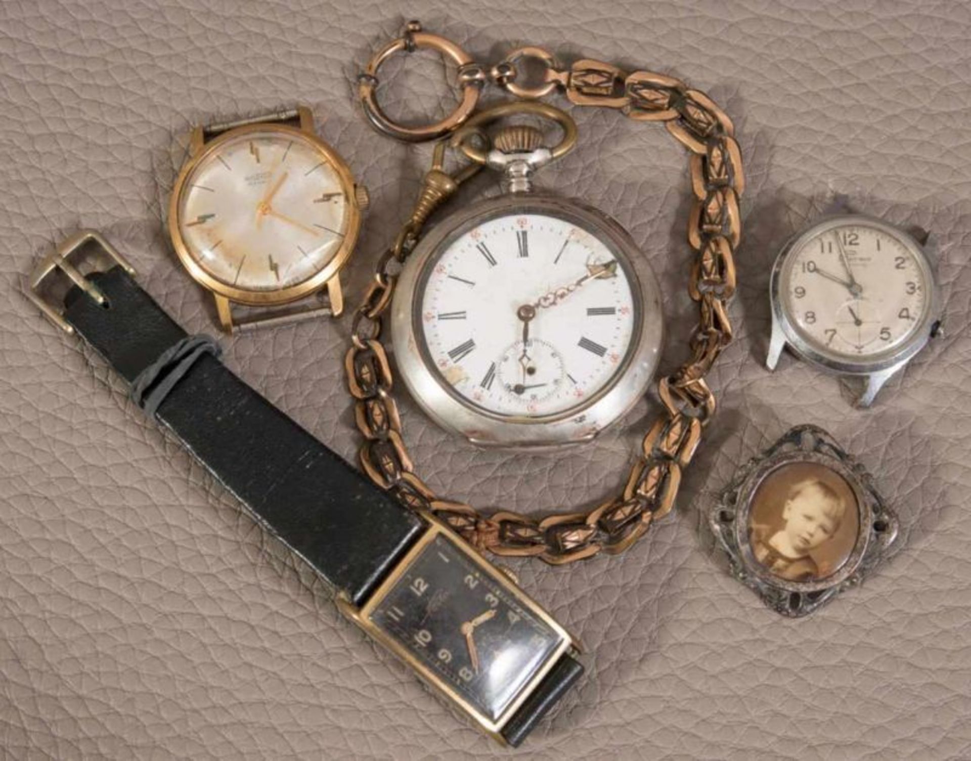 4teiliges Konvolut alter/antiker Uhren, bestehend aus 3 x Armband- & 1 x 8ooer Silber Taschenuhr